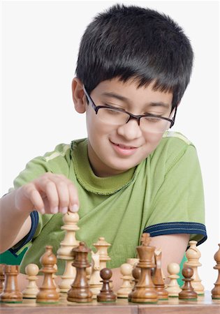 Close-up of a boy playing chess Foto de stock - Sin royalties Premium, Código: 630-01491703