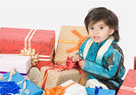 Portrait of a boy opening a present Foto de stock - Sin royalties Premium, Código: 630-01491924