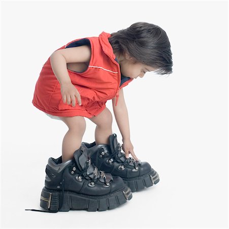 Side profile of a boy wearing oversized hiking boots Foto de stock - Sin royalties Premium, Código: 630-01491925