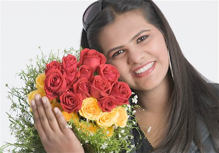 simsearch:630-01492252,k - Portrait d'une jeune adolescente sourire avec un bouquet de fleurs Photographie de stock - Premium Libres de Droits, Code: 630-01491975