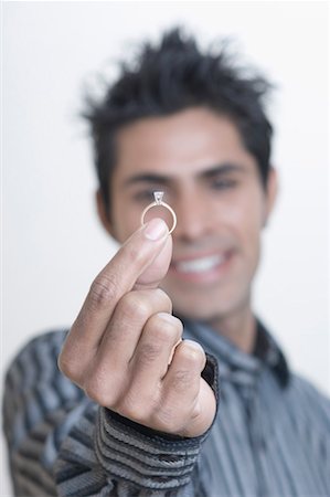 simsearch:630-01491603,k - Close-up of a young man holding an engagement ring Foto de stock - Sin royalties Premium, Código: 630-01492018