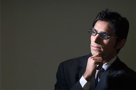 simsearch:630-01490740,k - Gros plan d'un homme d'affaires, portant lunettes et pensée Photographie de stock - Premium Libres de Droits, Code: 630-01492056