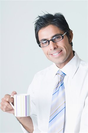 simsearch:630-01490740,k - Portrait d'un homme d'affaires, portant des lunettes et tenant une tasse de café Photographie de stock - Premium Libres de Droits, Code: 630-01492067