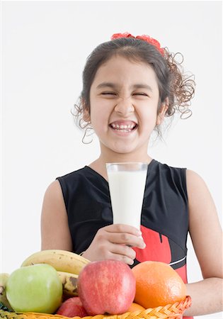 Girl holding a glass of milk and making a face Foto de stock - Sin royalties Premium, Código: 630-01492105