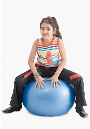 simsearch:630-01492108,k - Portrait d'une jeune fille assise sur un ballon de fitness Photographie de stock - Premium Libres de Droits, Code: 630-01492109