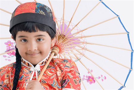 simsearch:630-01492252,k - Portrait d'une jeune fille tenant un parasol Photographie de stock - Premium Libres de Droits, Code: 630-01492174