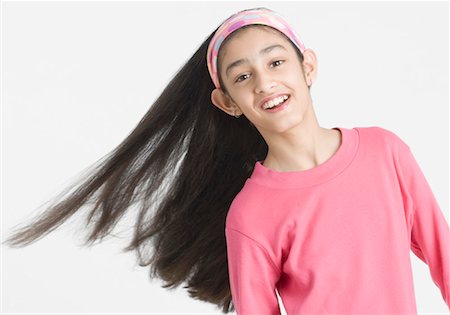 simsearch:630-01492252,k - Portrait d'une jeune fille jetant ses cheveux Photographie de stock - Premium Libres de Droits, Code: 630-01492249