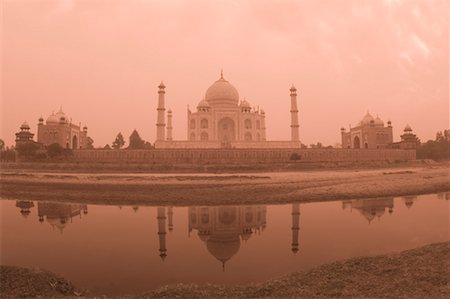 simsearch:400-06138040,k - Mausoleum at the riverside, Taj Mahal, Agra, Uttar Pradesh, India Stock Photo - Premium Royalty-Free, Code: 630-01492275