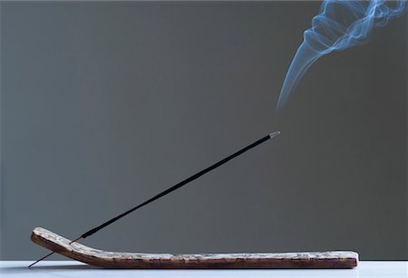 Close-up of a burning incense stick Foto de stock - Sin royalties Premium, Código: 630-01492279