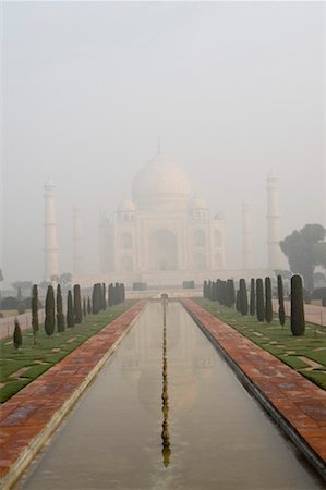 simsearch:400-06138040,k - Formal garden in front of a mausoleum, Taj Mahal, Agra, Uttar Pradesh, India Stock Photo - Premium Royalty-Free, Code: 630-01492270