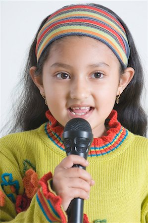 simsearch:655-02883054,k - Close-up of a girl singing in front of a microphone Foto de stock - Royalty Free Premium, Número: 630-01492406