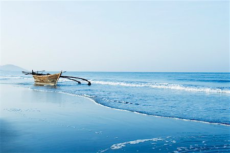 Bateau de pêche sur la plage, plage de Morjim, Goa, Inde Photographie de stock - Premium Libres de Droits, Code: 630-01492438
