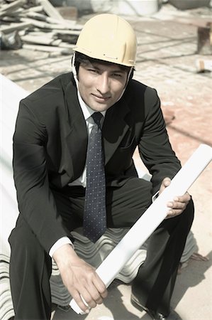 simsearch:630-03482145,k - Portrait of an architect holding a blueprint at a construction site Foto de stock - Sin royalties Premium, Código: 630-01492526