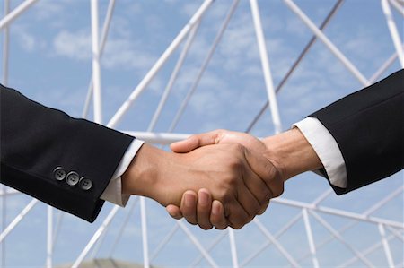 Close-up of two businessmen shaking hands Foto de stock - Sin royalties Premium, Código: 630-01492523