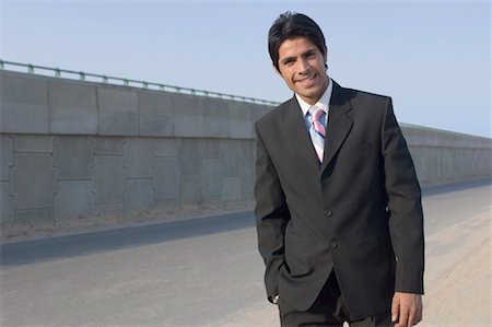 Businessman standing at a roadside Foto de stock - Sin royalties Premium, Código: 630-01492545