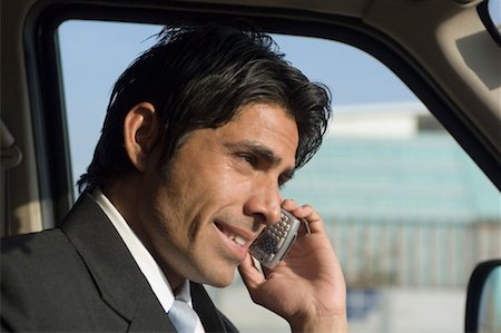 simsearch:630-01873878,k - Gros plan d'un homme d'affaires parlant sur un téléphone mobile en voiture Photographie de stock - Premium Libres de Droits, Code: 630-01492540