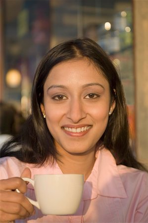 simsearch:630-01492252,k - Portrait d'une femme tenant une tasse de café et souriant Photographie de stock - Premium Libres de Droits, Code: 630-01492568