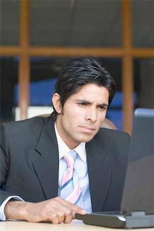 Businessman in front of a laptop Foto de stock - Sin royalties Premium, Código: 630-01492595