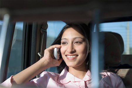 simsearch:630-01492763,k - Nahaufnahme einer jungen Frau, die auf einem Mobiltelefon im Auto sprechen Stockbilder - Premium RF Lizenzfrei, Bildnummer: 630-01492618