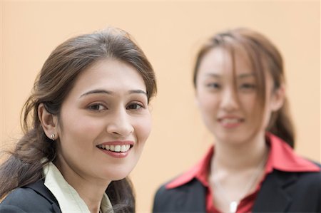 Portrait of two businesswomen smiling Foto de stock - Sin royalties Premium, Código: 630-01492687