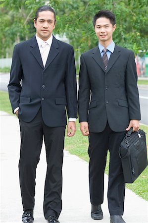 Portrait of two businessmen walking together Foto de stock - Sin royalties Premium, Código: 630-01492722