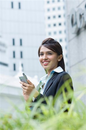 simsearch:630-01492890,k - Portrait of a businesswoman holding a personal data assistant Foto de stock - Royalty Free Premium, Número: 630-01492776