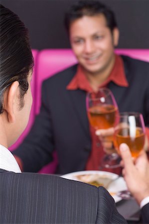 simsearch:630-01492890,k - Two businessmen toasting with wine glasses Foto de stock - Royalty Free Premium, Número: 630-01492907