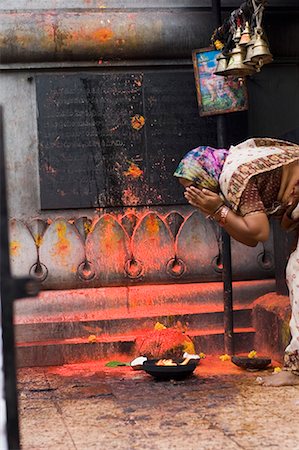 Side profile of a woman praying in a temple, Tirupati, Tirumala Venkateswara Temple, Tirumala, Andhra Pradesh, India Foto de stock - Sin royalties Premium, Código: 630-01707716