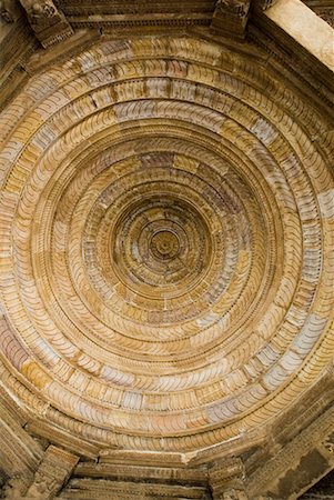 Low angle view of a ceiling of dome, Dhai din ka Jhonpra, Ajmer, Rajasthan, India Foto de stock - Sin royalties Premium, Código: 630-01707745