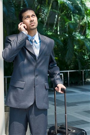 simsearch:630-01492837,k - Kaufmann im Gespräch auf ein Mobiltelefon und hält sein Gepäck Stockbilder - Premium RF Lizenzfrei, Bildnummer: 630-01707926