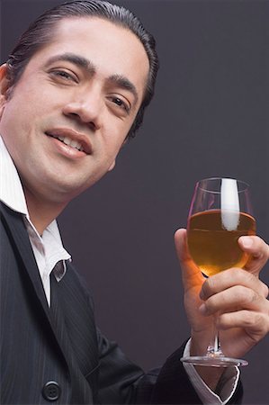 simsearch:630-01872567,k - Portrait d'un homme adult moyen tenant un verre de vin et souriant Photographie de stock - Premium Libres de Droits, Code: 630-01707931