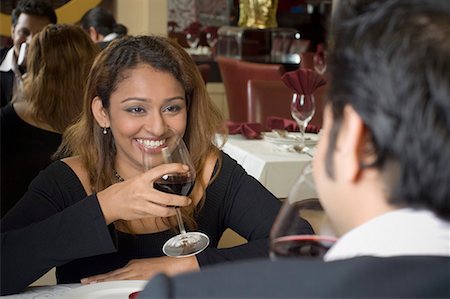 simsearch:630-01492979,k - Young woman and a mid adult man drinking red wine in a restaurant Foto de stock - Sin royalties Premium, Código: 630-01707979