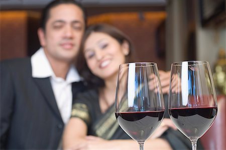 Gros plan de deux verres de vin sur une table devant un couple Photographie de stock - Premium Libres de Droits, Code: 630-01707972
