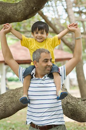 simsearch:630-01491094,k - Mid adult man carrying his son on his shoulder Stock Photo - Premium Royalty-Free, Code: 630-01708064