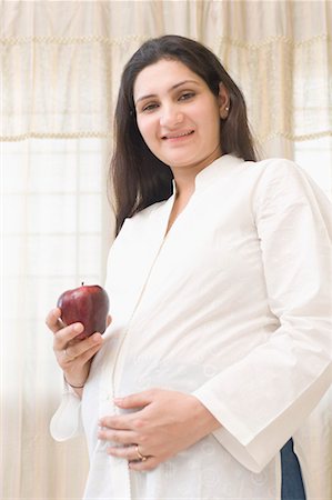 Pregnant woman holding an apple Stock Photo - Premium Royalty-Free, Code: 630-01708229