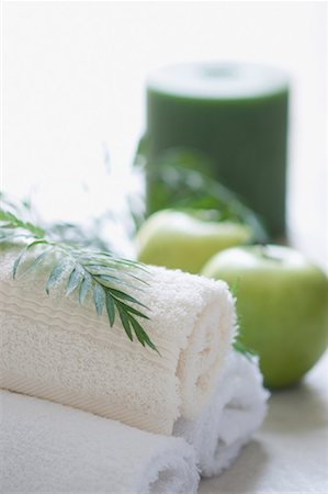 simsearch:630-01708238,k - Close-up of towels with two apples and a candle Fotografie stock - Premium Royalty-Free, Codice: 630-01708240