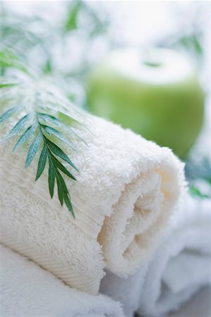 spa zen - Close-up of towels with an apple Stock Photo - Premium Royalty-Free, Code: 630-01708241