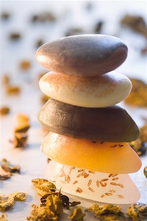 Close-up of a stack of soaps with herbs Foto de stock - Sin royalties Premium, Código: 630-01708253