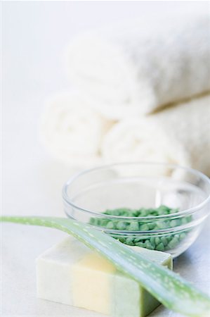 Close-up of aromatherapy products with towels Foto de stock - Sin royalties Premium, Código: 630-01708265