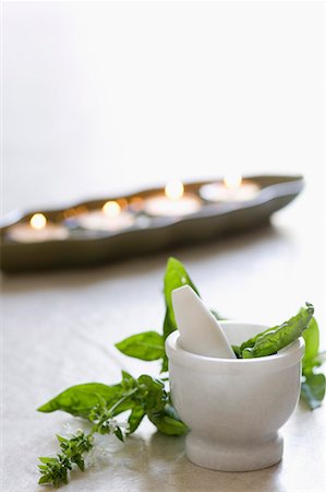 pflanzlich - Nahaufnahme von einer Kerze mit Kräutern in einem Mörser, Aromatherapie Stockbilder - Premium RF Lizenzfrei, Bildnummer: 630-01708262