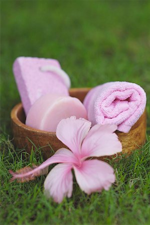 Close-up of spa treatment products on the grass Foto de stock - Sin royalties Premium, Código: 630-01708279