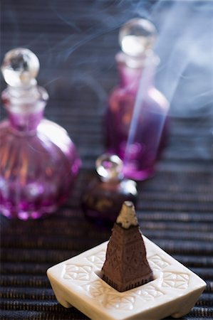 Close-up of a burning incense cone Foto de stock - Sin royalties Premium, Código: 630-01708272