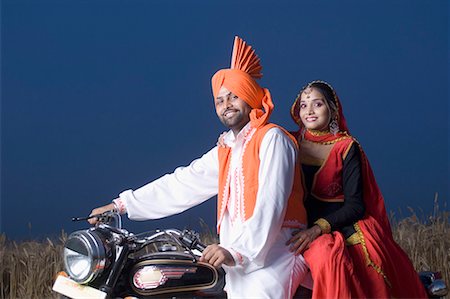 simsearch:630-01708339,k - Portrait of a young couple on a motorcycle Fotografie stock - Premium Royalty-Free, Codice: 630-01708327