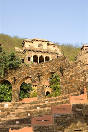 simsearch:625-00805944,k - Low angle view of a fort behind an amphitheater, Neemrana Fort, Neemrana, Alwar, Rajasthan, India Foto de stock - Sin royalties Premium, Código: 630-01708415