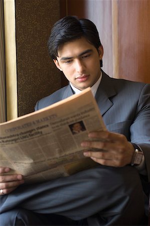 simsearch:630-01078619,k - Businessman reading a newspaper Foto de stock - Royalty Free Premium, Número: 630-01708450