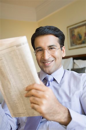 simsearch:630-01078619,k - Portrait of a businessman reading a newspaper Foto de stock - Royalty Free Premium, Número: 630-01708524