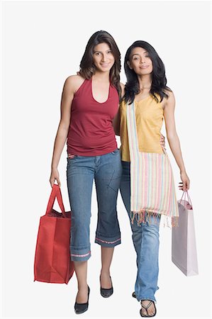 simsearch:630-01191733,k - Portrait de deux jeunes femmes tenant des sacs à provisions et souriant Photographie de stock - Premium Libres de Droits, Code: 630-01708559