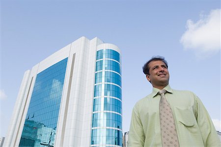 Faible angle vue d'un homme d'affaires devant un bâtiment Photographie de stock - Premium Libres de Droits, Code: 630-01708689