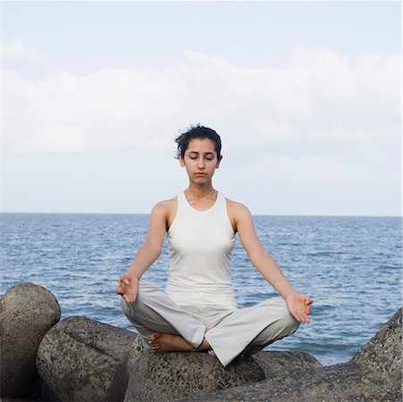 Jeune femme faisant du yoga sur une roche Photographie de stock - Premium Libres de Droits, Code: 630-01708718