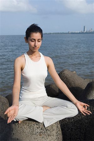 simsearch:630-01876796,k - Young woman doing yoga on a rock Foto de stock - Sin royalties Premium, Código: 630-01708727